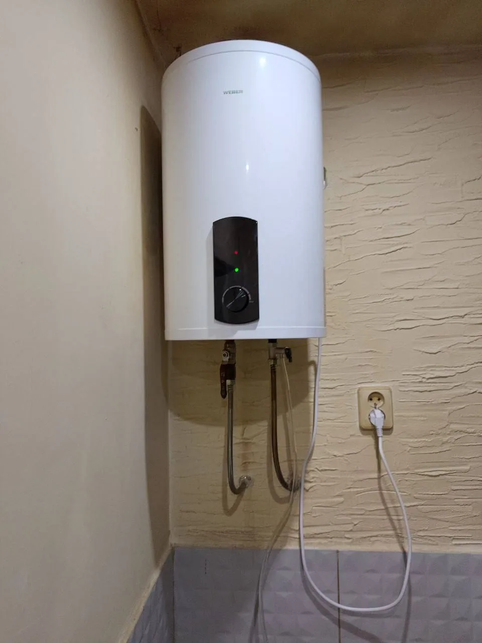 Bojler elektryczny zamontowany na ścianie — DobryHydraulik Wrocław