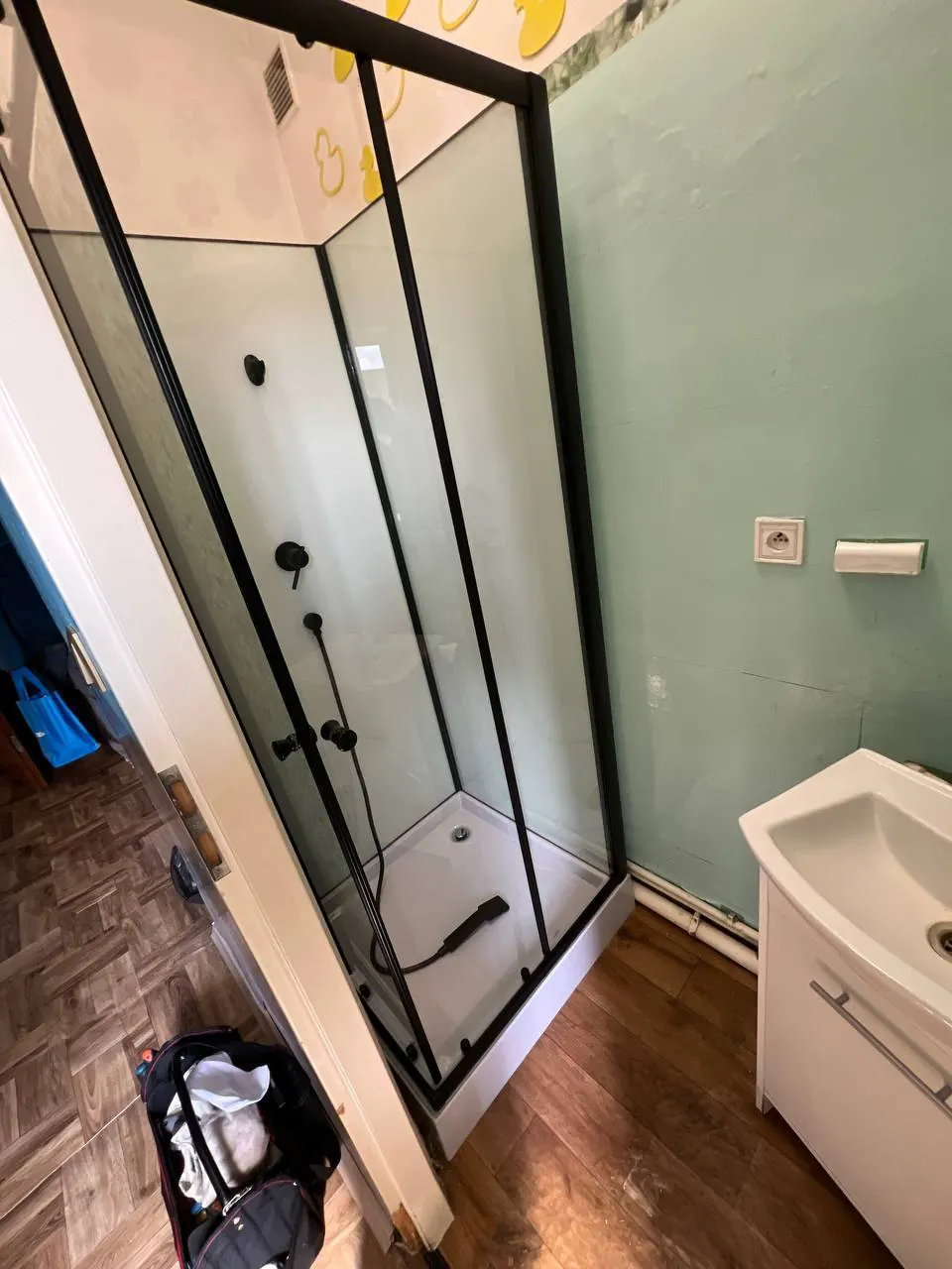 Mała kabina prysznicowa w czarnej ramie — DobryHydraulik Wrocław