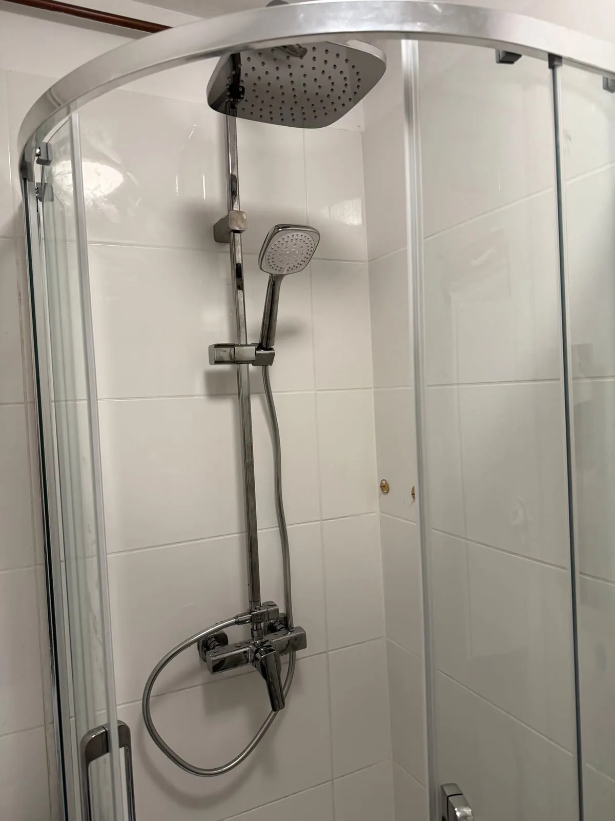 Kabina półokrągła z kolumną prysznicową — DobryHydraulik Wrocław