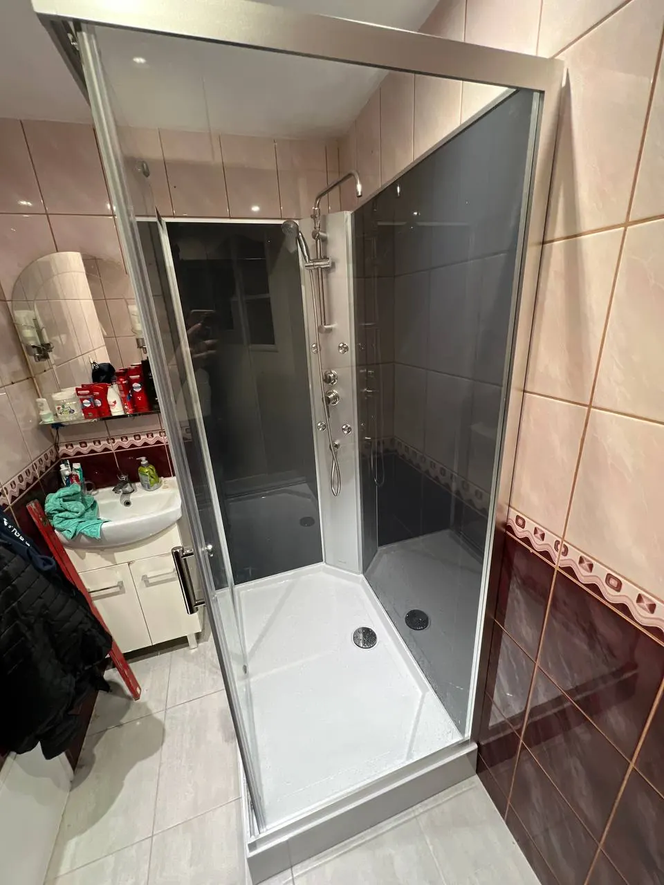 Kabina prysznicowa w łazience z płytkami bordo — DobryHydraulik Wrocław