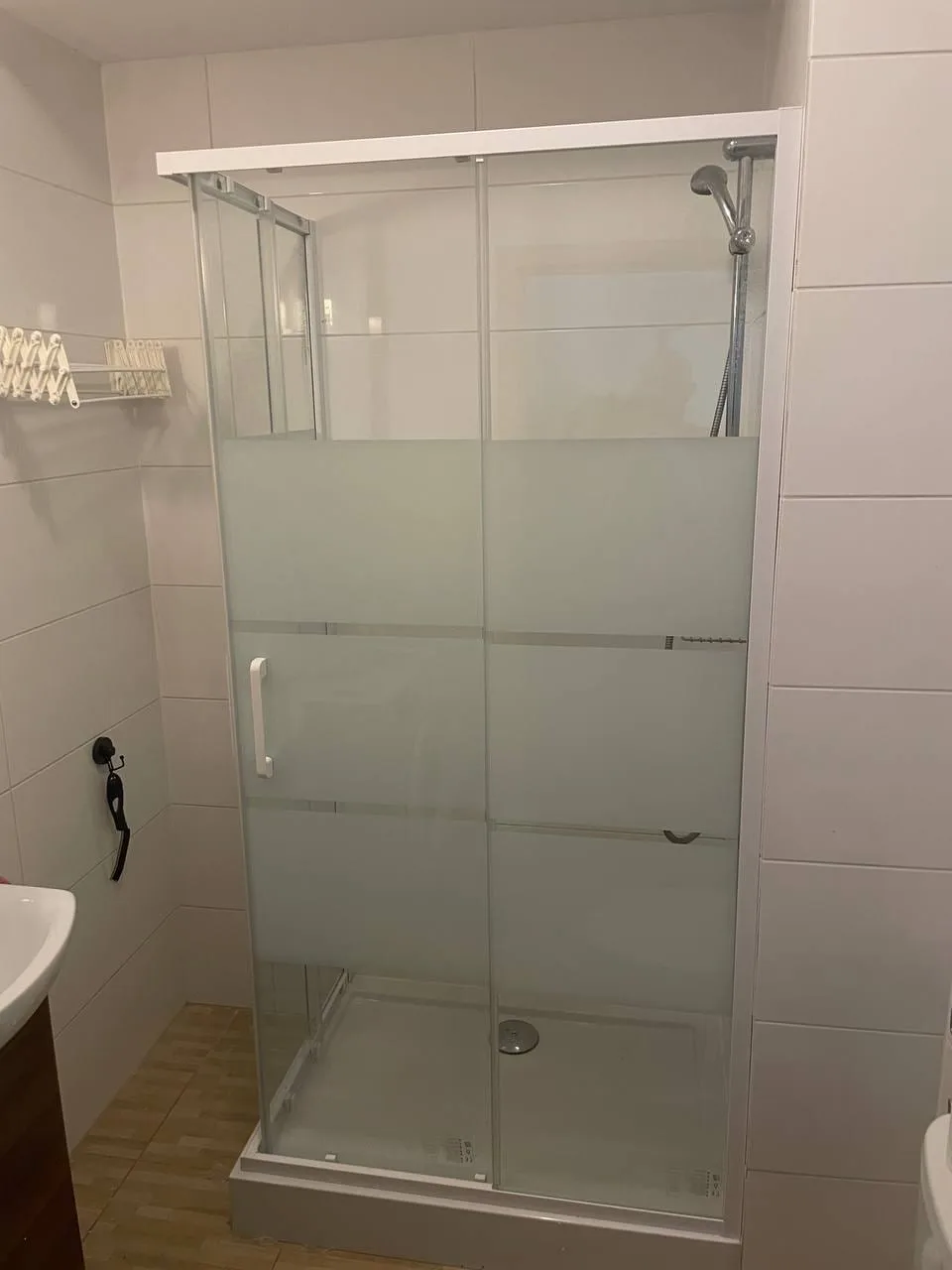 Kabina ze szkłem i nowym brodzikiem — DobryHydraulik Wrocław