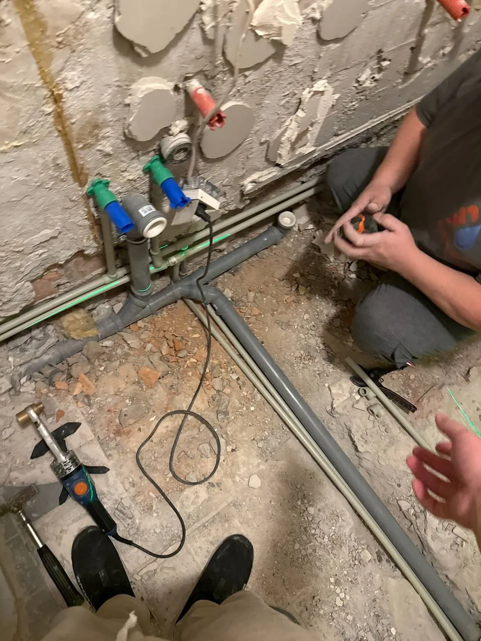 Montaż rur kanalizacyjnych w posadzce — DobryHydraulik Wrocław