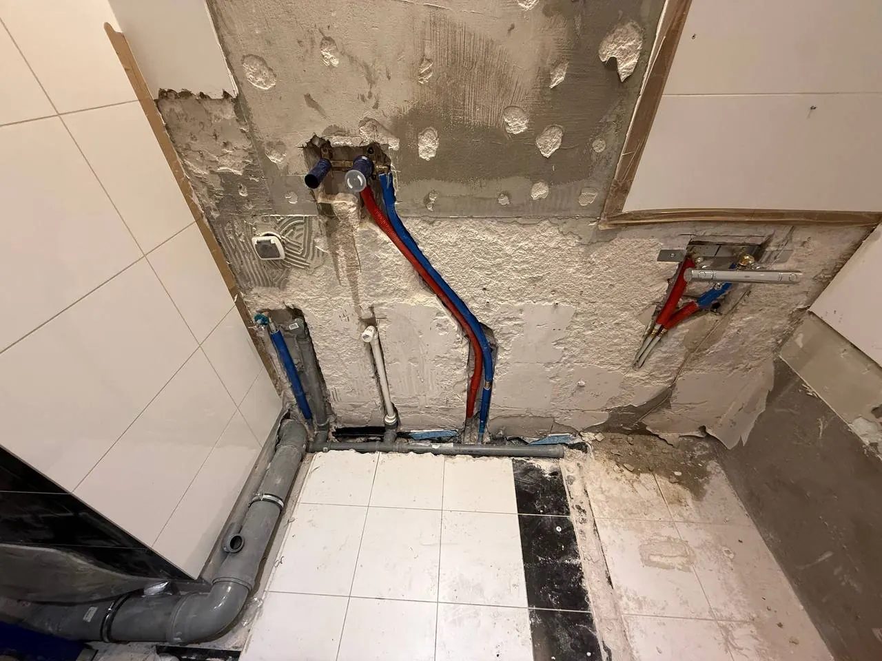 Nowe rury wodne po skuciu narożnika — DobryHydraulik Wrocław