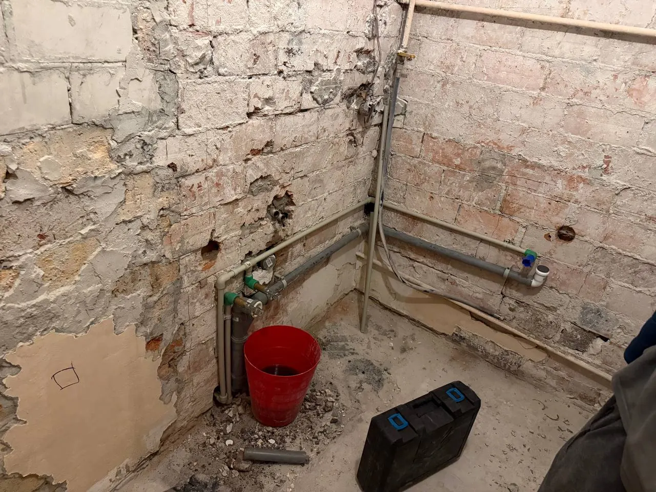 Surowa łazienka z rurami kanalizacyjnymi — DobryHydraulik Wrocław
