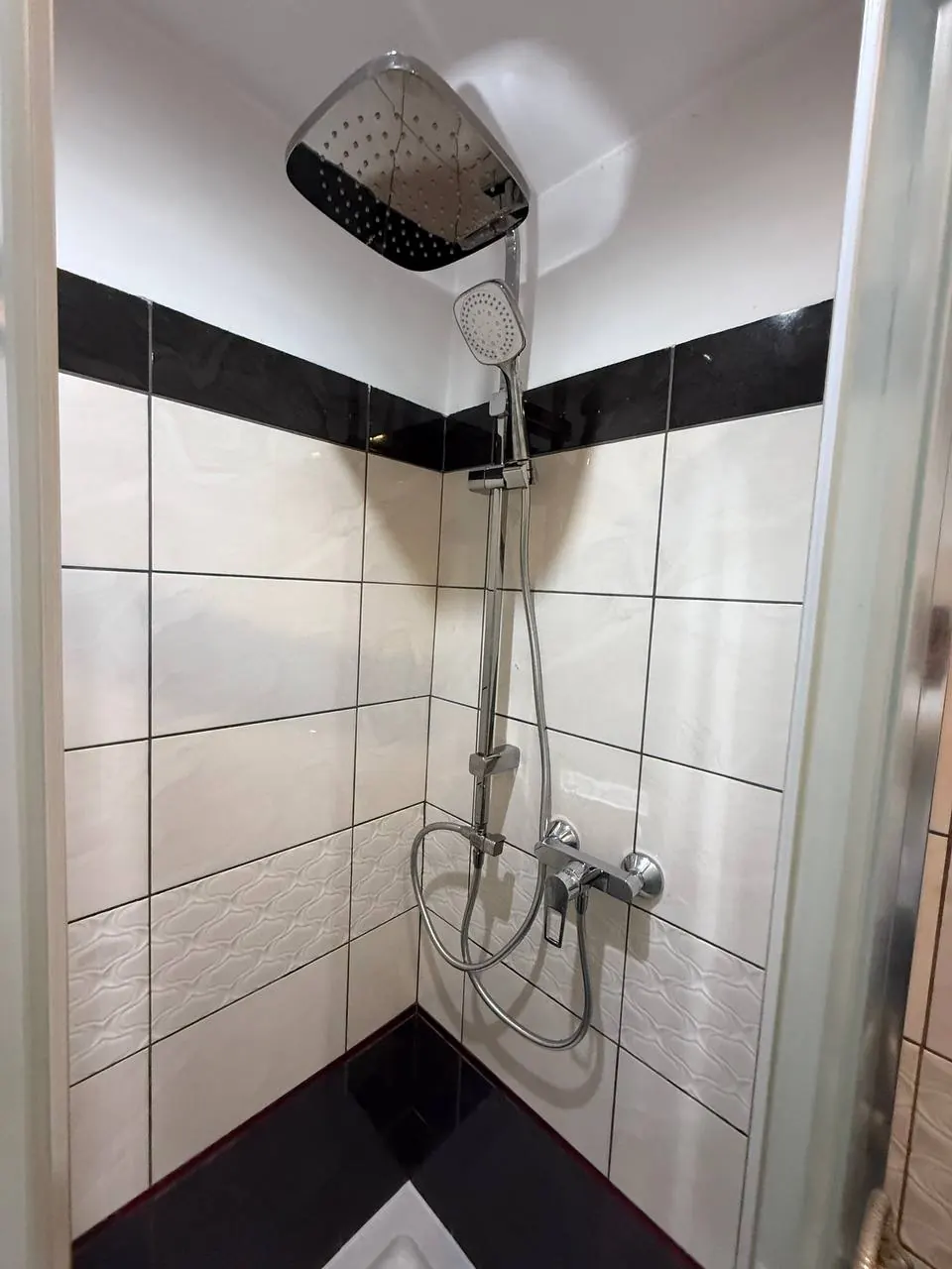 Panel prysznicowy w kabinie z płytkami — DobryHydraulik Wrocław