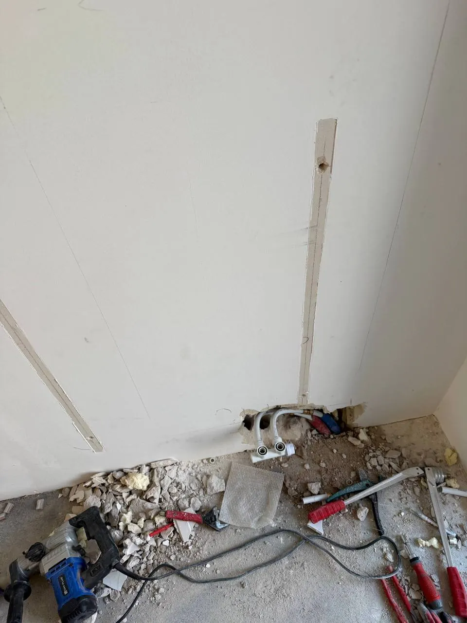Rozkucie podłogi pod podejścia wodne — DobryHydraulik Wrocław