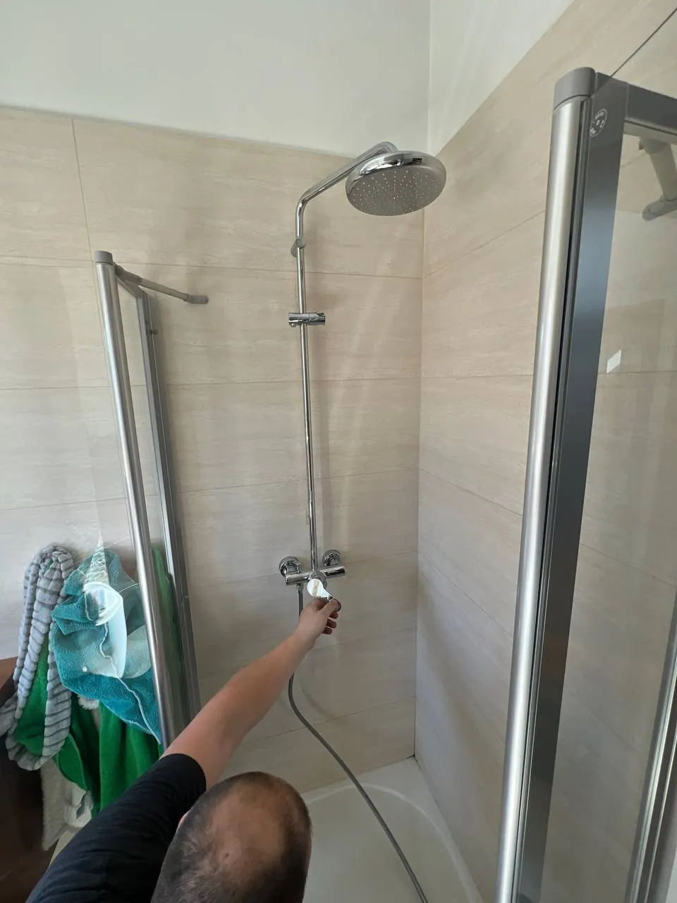 Deszczownica z baterią w kabinie prysznicowej — DobryHydraulik Wrocław