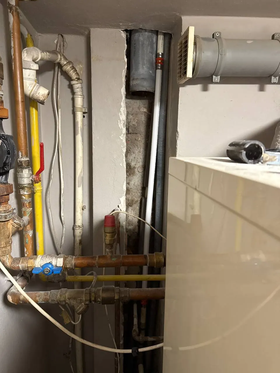 Przeciek na rurach przy wentylacji ściennej — DobryHydraulik Wrocław