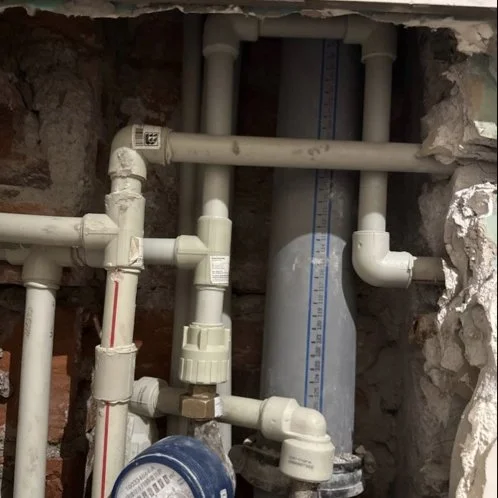 Stary kompakt WC przed wymianą — DobryHydraulik Wrocław