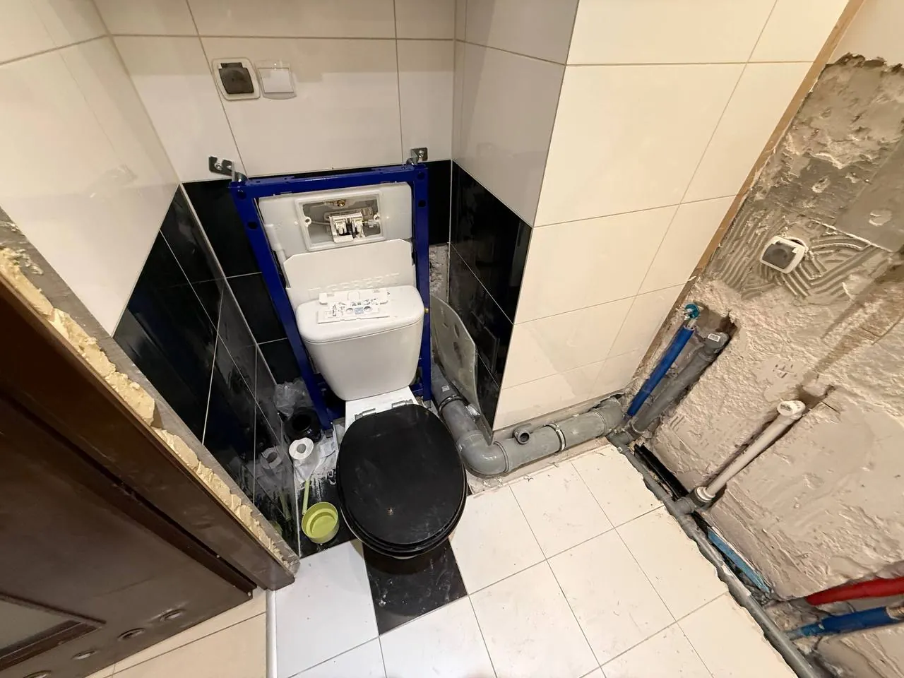 Kompakt WC z podejściami przy czarnych płytkach — DobryHydraulik Wrocław