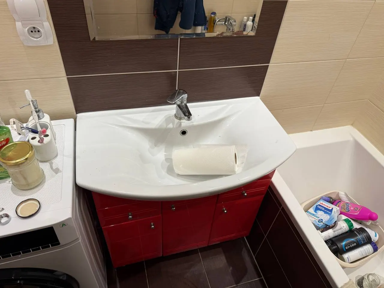 Umywalka z czerwoną szafką w łazience — DobryHydraulik Wrocław