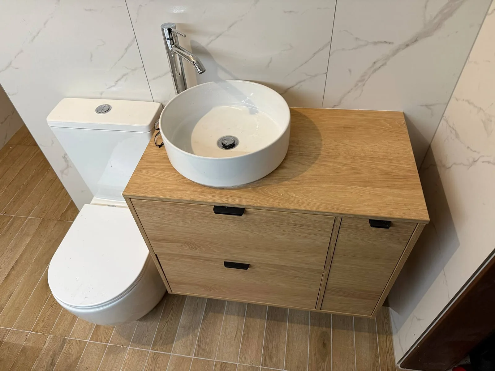 Umywalka nablatowa na szafce z WC — DobryHydraulik Wrocław