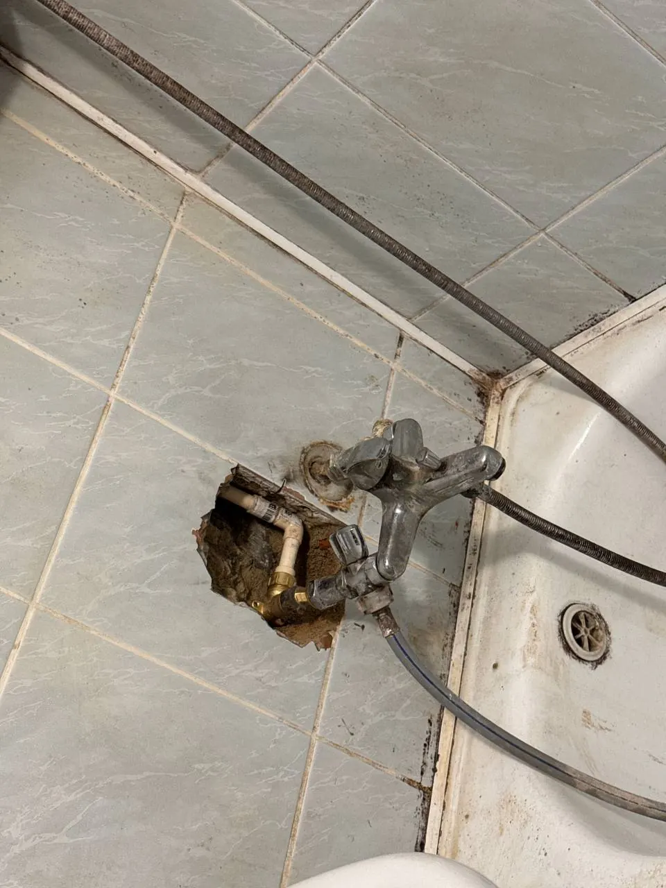 Uszkodzona rura z baterią przy wannie — DobryHydraulik Wrocław
