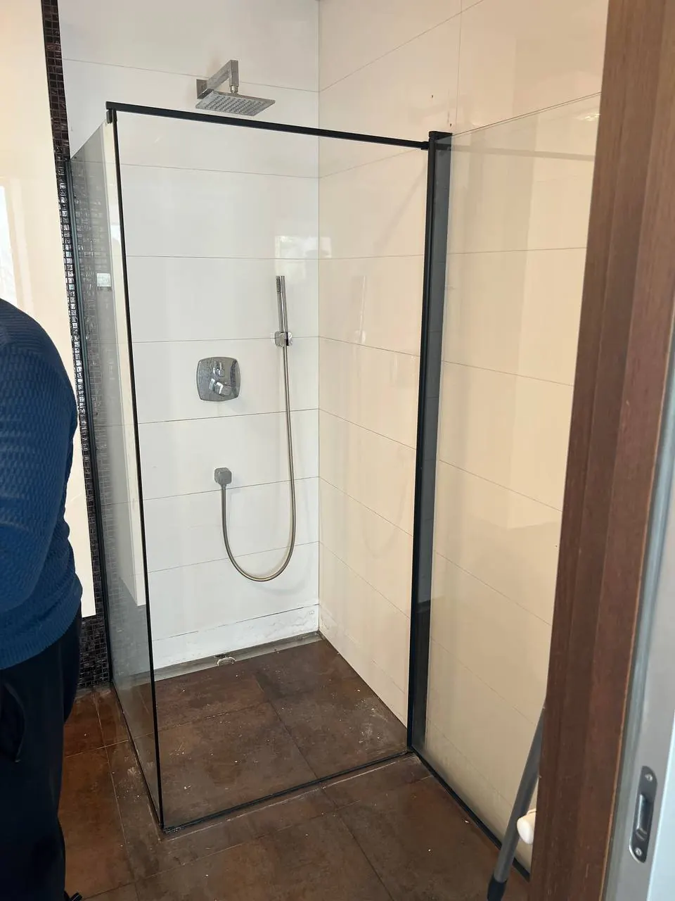 Kabina walk-in w czarnej ramie — DobryHydraulik Wrocław