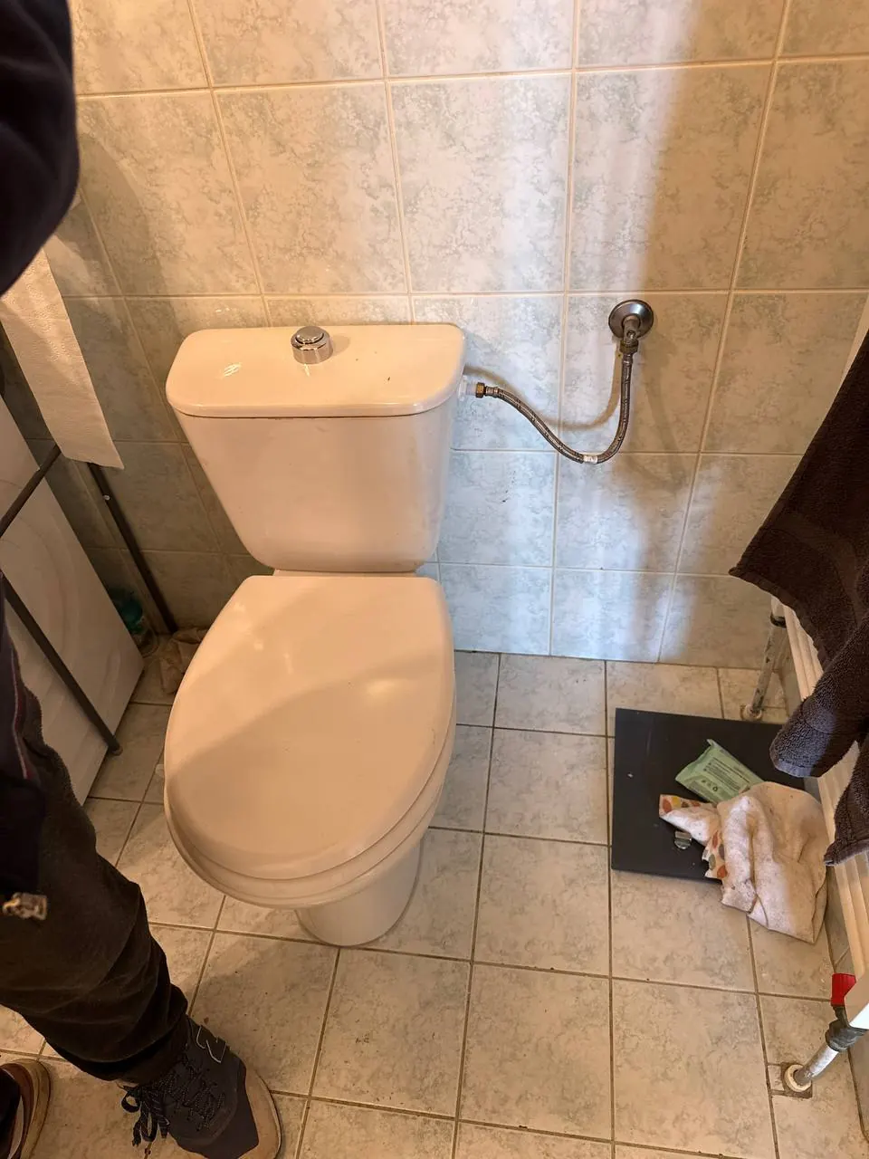 Kompakt WC na płytkach beżowych — DobryHydraulik Wrocław