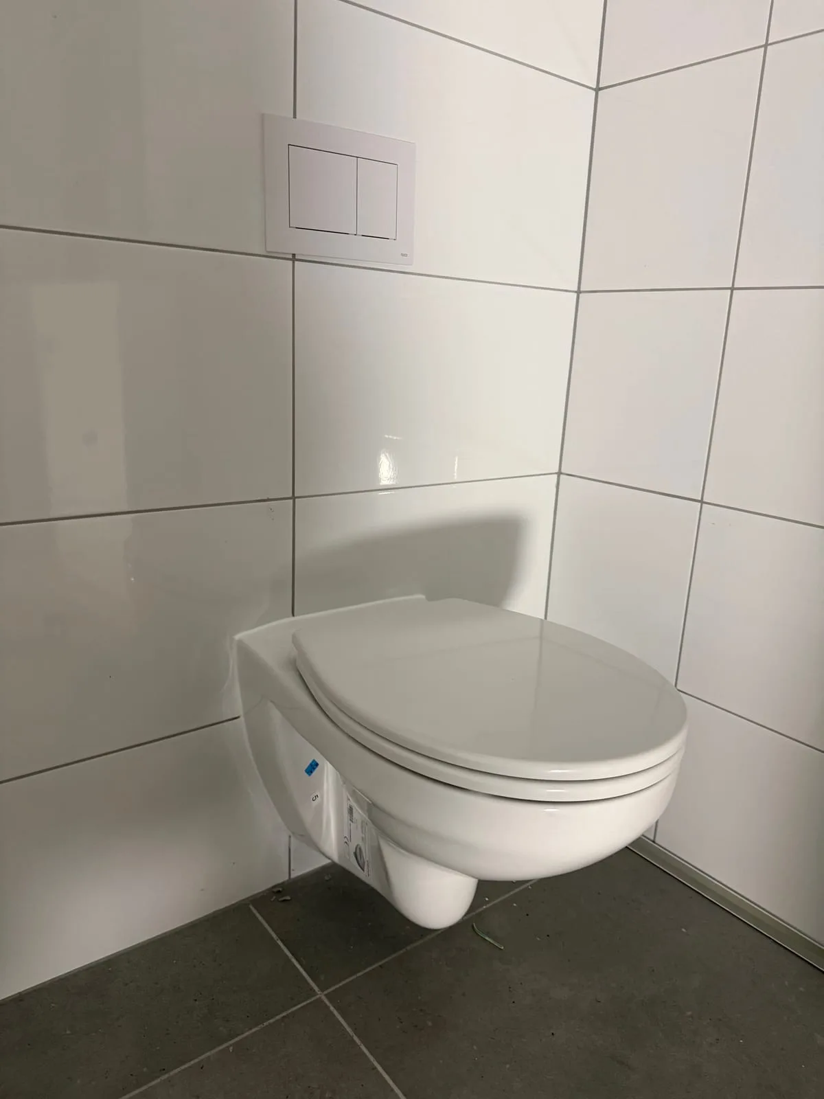 WC podwieszane w białej łazience — DobryHydraulik Wrocław