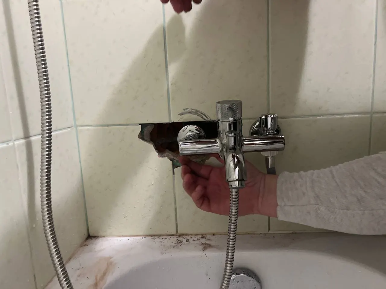 Naprawa wycieku przy baterii wannowej — DobryHydraulik Wrocław